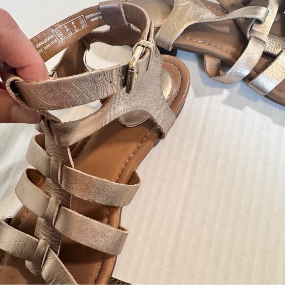 Clarks Gold Leather Strappy Gladiator Sandals Women’s 9 Beachy Comfort Flats - Picture 7 of 8